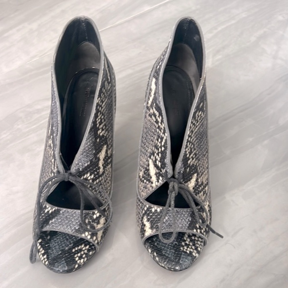 Snaked skin booties in gray natural leather
